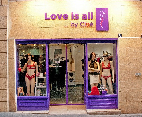 Love is all by Cloe est une belle boutique en centre ville d' Aix-en-Provence au 27 rue des Cordeliers, ouverte du mardi au samedi de 11H00 à 19H00 , où Cloé vous attend pour vous présenter ses dernières nouveautés !